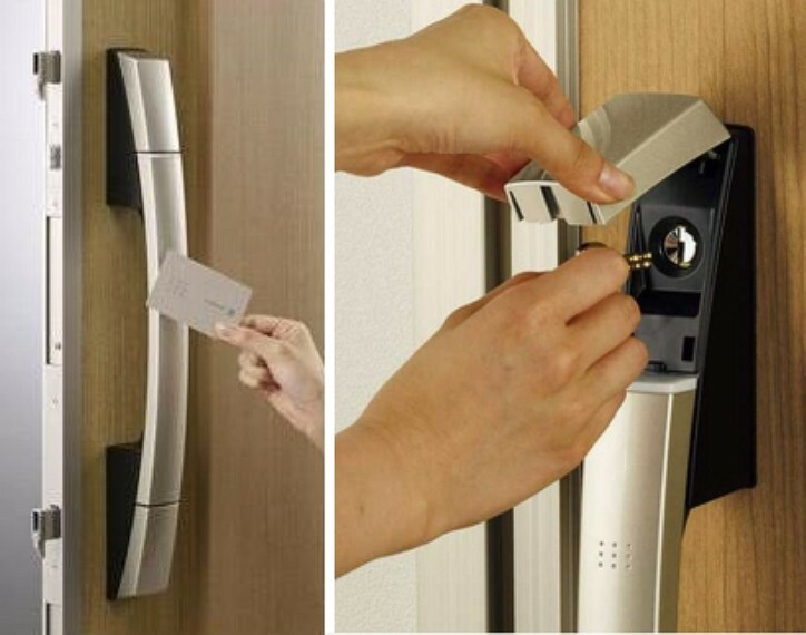 玄関ドアハンドルにカードキー・シールキーを近づけるだけで確実にロック室内からはサムターンを回すだけで施錠が可能1つのカギが不正に開けられた場合再ロックされるピッキング防止機能も備わります