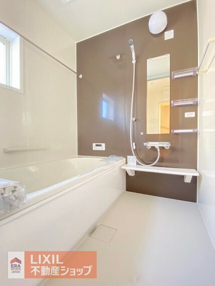 浴室 ゆったりサイズの一坪風呂は大人でも足を伸ばせる広々空間。窓も付いて通風・採光と清潔感ある浴室です。