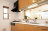 キッチン 効率的かつ暮同仕様建物のキッチン。カラーは異なることがございます。