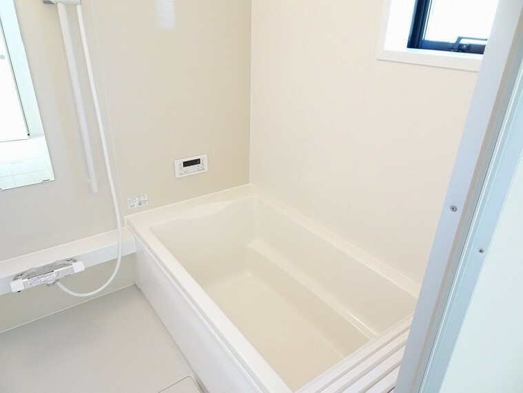 浴室 施工例　床の素材は水はけが良い素材を使用してるのでカビが発生しにくくなってます