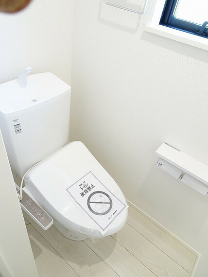 トイレ 施工例　換気扇、窓、タオル掛け、温水暖房便座付きのトイレです