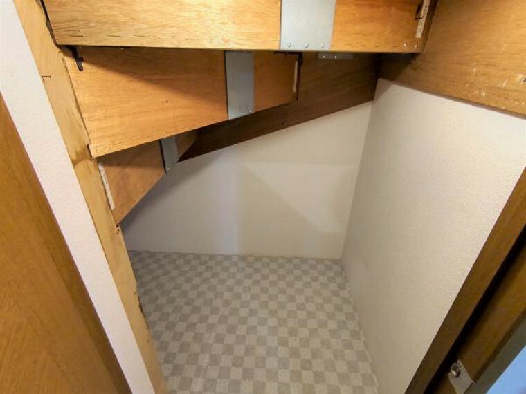 収納 【リフォーム済・階段下収納】床クッションフロアの重ね張りを行いました。収納の内部にも照明がついております。