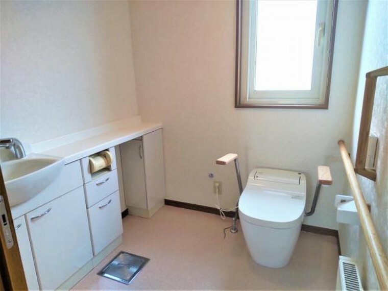 トイレ 【リフォーム済】1階トイレは広々、手摺りもついています。既設の便器はクリーニングで清潔です。