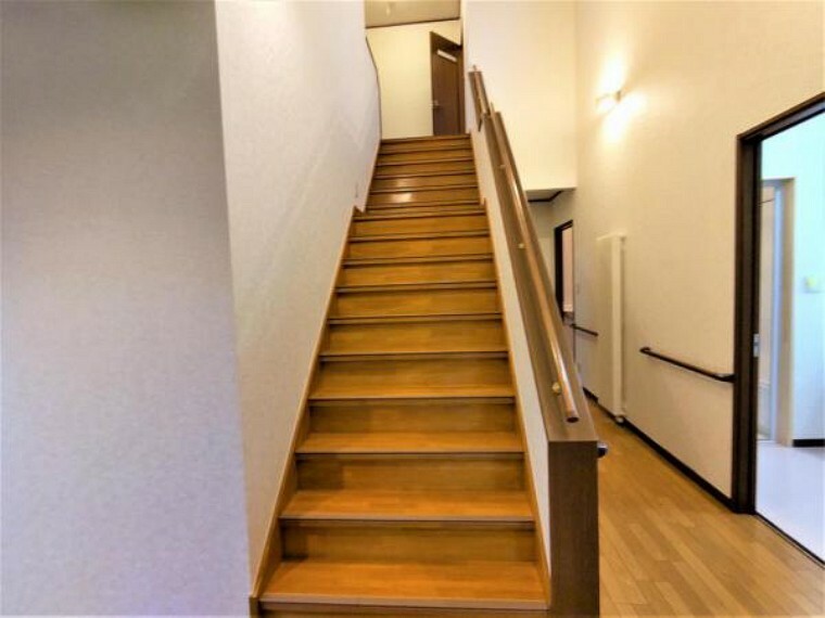 【リフォーム済】階段には手摺が付いていますので、安全安心です。階段はクリーニング済です。