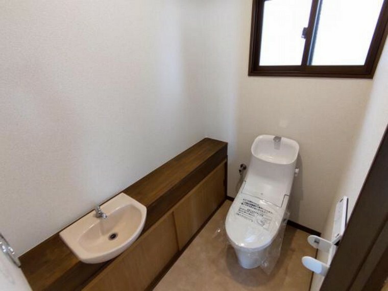 トイレ （リフォーム済）一階トイレです。トイレはLIXIL製の温水洗浄機能付きに新品交換します。キズや汚れが付きにくい加工が施してあるのでお手入れが簡単です。直接肌に触れるトイレは新品が嬉しいですよね。