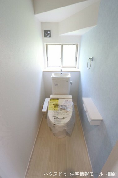 トイレ 2か所のトイレは朝の混雑緩和に活躍します。温水洗浄便座を完備しております （同仕様）