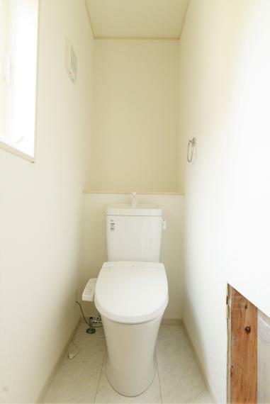 トイレ 窓を備え明るく清潔感のあるお手洗い。暖房＆洗浄機能付き便座。