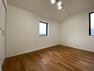洋室5.0畳2面採光の明るい洋室です。室内（2021年10月）撮影