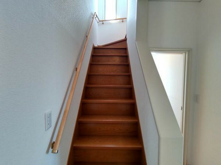 （リフォーム済）階段はクロスの張替えと手すりの設置をしました。手すりがあると階段の上り下りが安心ですね。