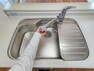 発電・温水設備 （リフォーム済）キッチンの水栓金具はノズルが伸びてシンクのお手入れもラクラクです。水栓本体には浄水機能が内蔵されていて、おいしいお水をつくります。
