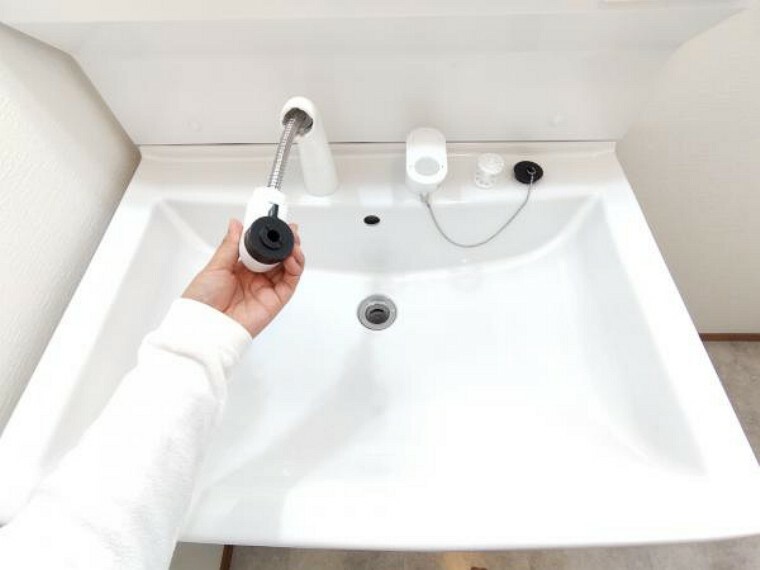 （リフォーム済）新品の洗面台の水栓はノズルが伸びるのでボウルの隅々まで水が届いてお手入れ簡単です。洗面ボウルは底が平らなので、つけ置き洗いなどの家事でも活躍します。