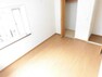 （リフォーム済）2階南東側洋室6帖は、クロスの張替と床の重ね張りを行ないました。収納がありお部屋を広く使える落ち着ける空間ですよ。