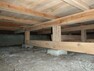 構造・工法・仕様 【床下】中古住宅の3大リスクである、雨漏り、主要構造部分の欠陥や腐食、給排水管の漏水や故障を2年管保証します。その前提で床下まで確認の上でリフォームし、シロアリの被害調査と防除工事もおこないます。