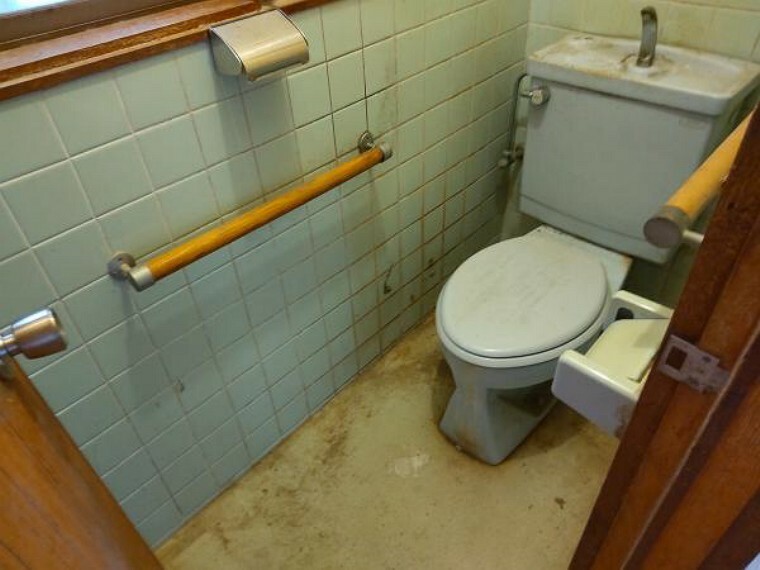 トイレ 【リフォーム前】トイレは温水洗浄便座に交換予定です。