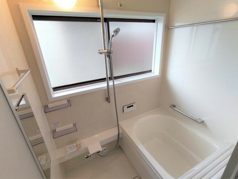【同仕様写真】浴室はシステムバスに新品交換します。浴槽には滑り止めの凹凸があり、床は濡れた状態でも滑りにくい加工がされている安心設計です。浴室乾燥機も採用予定です。