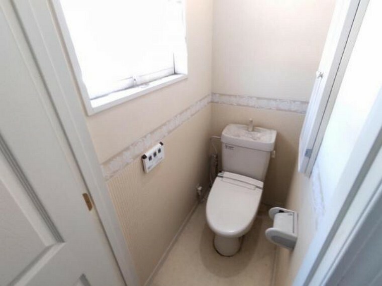 トイレ 【リフォーム中写真12/18撮影】2階にもトイレが用意されています。忙しい朝の時間にもトラブルになることがありません。1、2階トイレは新品交換していきます。