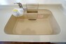 キッチン 大きめの鍋も洗える使い勝手の良い異形シンク。水はねの音や食器が当たる音を大幅に軽減する静音仕様。