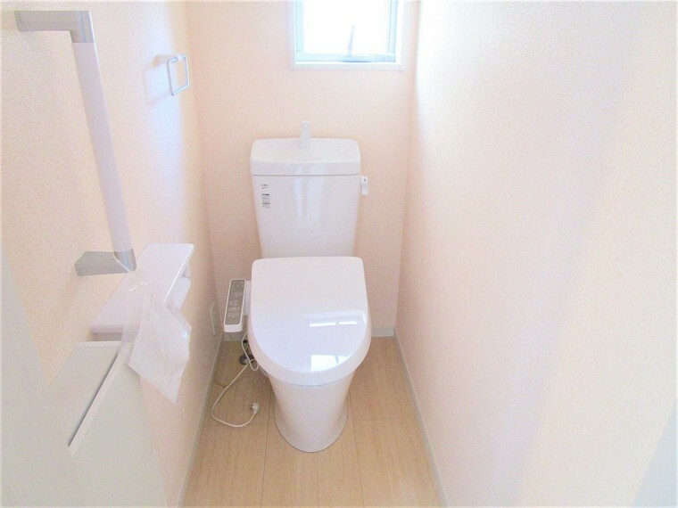 同仕様写真（内観） トイレ　同仕様 各階にトイレがあり便利です　 小窓も付いて換気もできます　