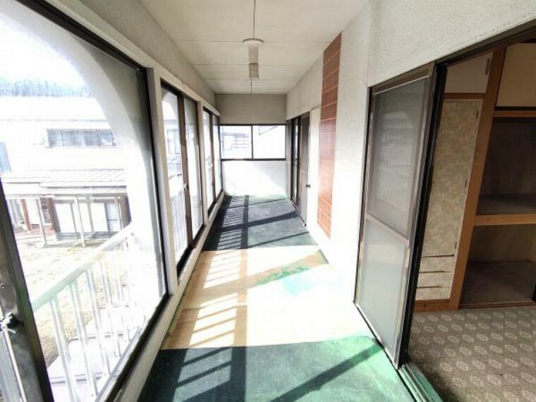 【リフォーム中】2階2部屋どちらからも出入り可能なサンルームです。床板を張り替え、壁と天井はクロスを貼ります。