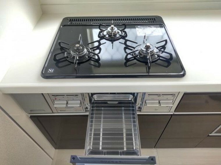 キッチン コンロはビルトインコンロ幅600mmタイプを設置しています。全口Siセンサー搭載なのでバーナーの温度センサーが料理の焦げ付きを感知して自動消火してくれる「焦げ付き消火機能」付きです。