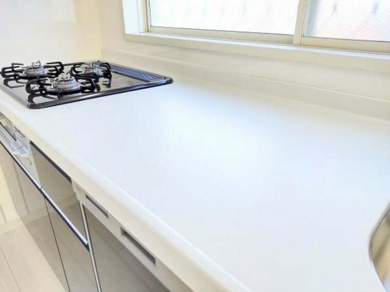 キッチン 新品キッチンの天板は清潔感のある白い人工大理石製です。ハウステックの人造大理石は汚れやが染み込みにくく、耐熱性にも優れている為、変形や変色に強い造りになっています。