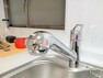 【浄水器】新品キッチンの水栓金具はシャワータイプ。浄水機能付きなので安心してお使いいただけます。一体型の浄水器なので汚れにくくお手入れ簡単ですよ。