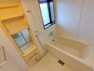 浴室 【浴室】ユニットバスはクリーニングと水栓金具を交換しました。窓がついているので換気もしやすく、カビ対策にも役立ちます。