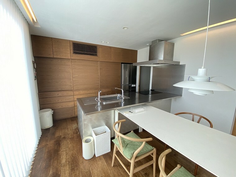 居間・リビング 対面キッチンです。大きなサイズのテーブルでも充分に配置可能な広さがあります。