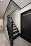 ブラックのモダンな階段は高級感をもたらします。