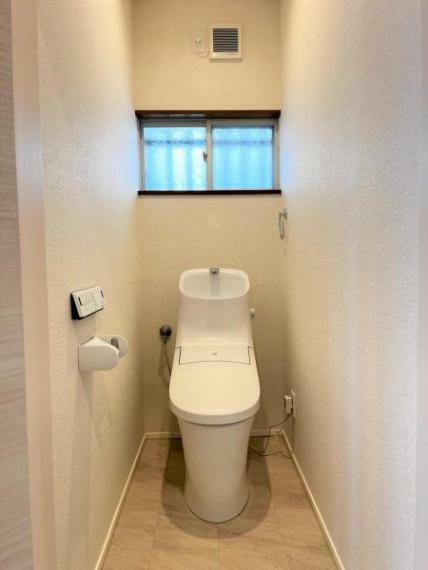 トイレ 【リフォーム後/トイレ】便器・便座はLIXIL製のものに新品交換致しました。温水洗浄機能、暖房便座付きでいつでも快適です。