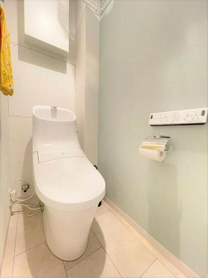 トイレ ■トイレ■ 上部に扉付きの収納があります。日用品をすっきりストックできます