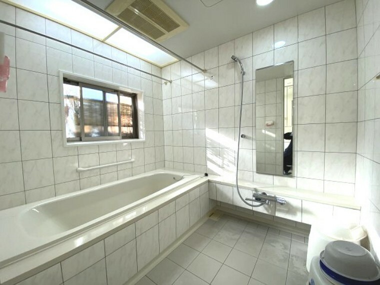 浴室 マンションでは大きい1822サイズのユニットバス。浴室に窓があり換気が取れるのは好ポイント。さらに浴室暖房乾燥機も付いております。