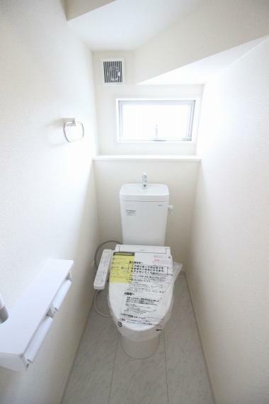 トイレ 1・2階共に温水洗浄機能付で快適です！