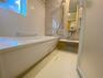 浴室 （D棟）正面のアクセントパネルで華やかに。換気乾燥暖房機付で一年中、快適な浴室。