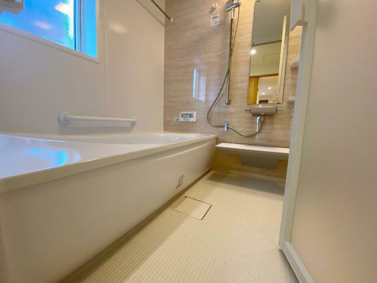 浴室 （D棟）正面のアクセントパネルで華やかに。換気乾燥暖房機付で一年中、快適な浴室。