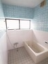 浴室 爽やかなブルーの浴室は窓も大きく換気もバッチリ！足を伸ばしてゆっくり浸かれます！