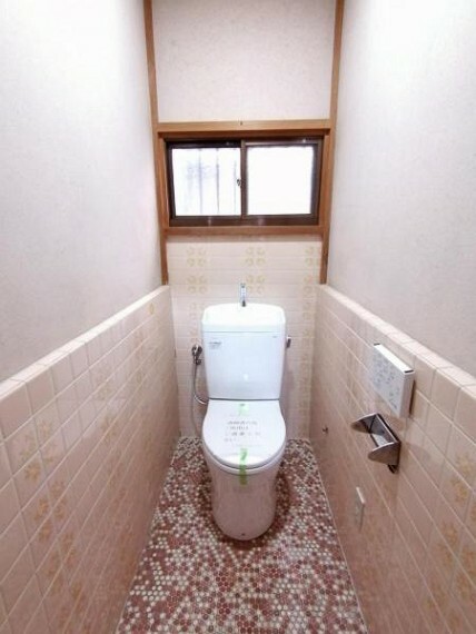 トイレ レトロなデザインのタイルが可愛いトイレは温水洗浄便座で清潔にお使いいただけます！