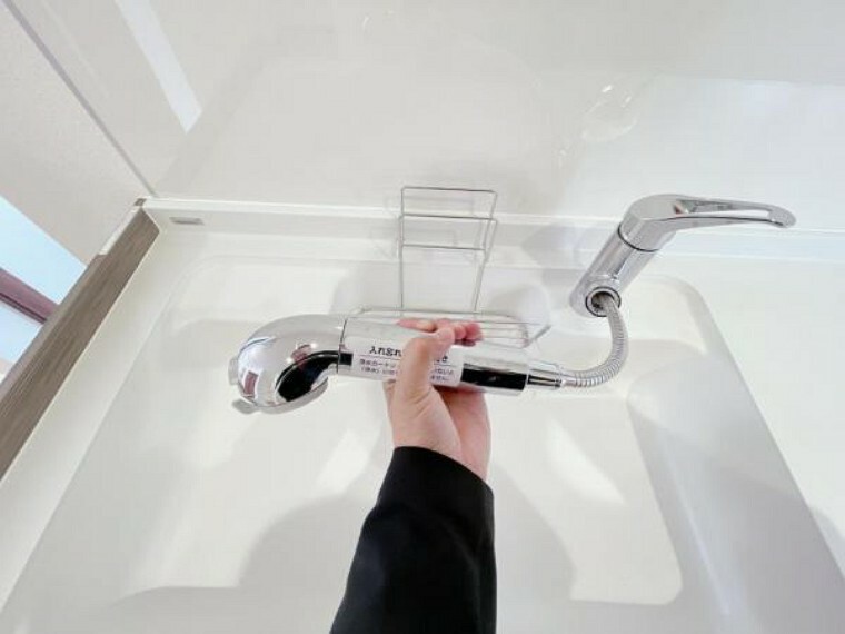 【キッチン水栓】新品交換したキッチンの水栓金具はノズルが伸びてシンクのお手入れもラクラクです。水栓本体には浄水機能が内蔵されていて、おいしいお水をつくります。静かになっています。