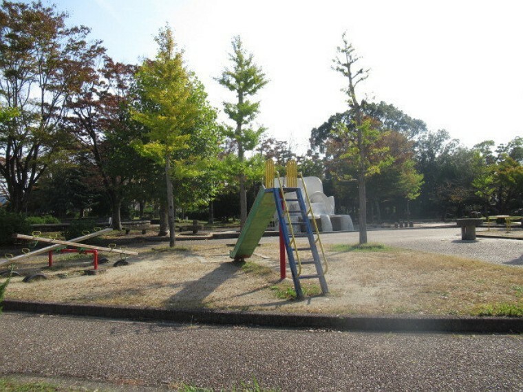 公園 【貝塚公園】 園内には日本庭園や、一般的な遊具、トイレなども完備されています。 その他、「桑名空襲慰霊の碑」が建立されています。