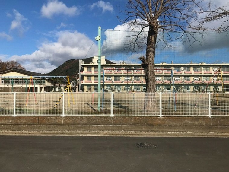小学校 北側市道より北を向いて、福島市立第四小学校を撮影しました。（2021年11月撮影）