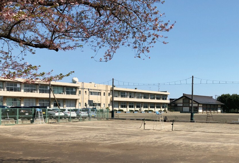 現地から1170m～1220m。　ひたちなか市立大島中学校　最寄りの中学校は『ひたちなか市立大島中学校』です。※2020年4月撮影（約1,220m・徒歩16分）