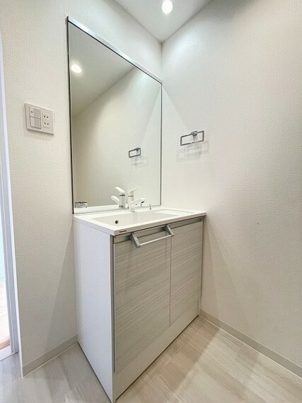洗面化粧台 スッキリとして大きな鏡が使いやすい洗面室