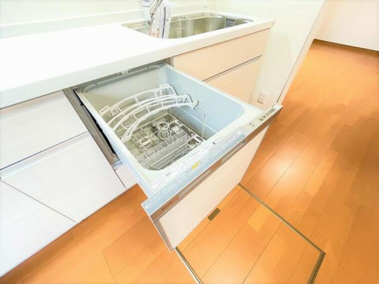キッチン 【リフォーム済】キッチンには食洗機がついています。これがあるのとないのとでは食器洗いの手間が全く違いますよね。