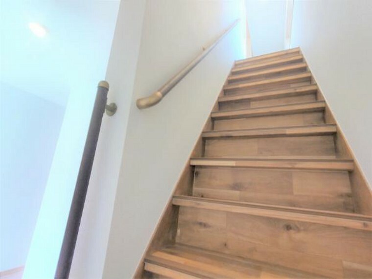 構造・工法・仕様 【リフォーム中】階段は天井と壁のクロスの張替えを行い、床はクッションフロアで仕上げます。手すりを新設するので、お子様や年配の方でも上り下りしやすくなりますよ