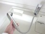 浴室 【同仕様写真】新品交換するキッチンの水栓金具はノズルが伸びてシンクのお手入れもラクラクです。水栓本体には浄水機能が内蔵されていて、おいしいお水をつくります。