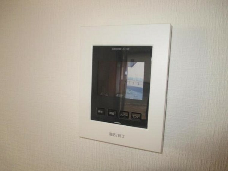 【インターホン】玄関には新品のインターフォンを設置。リビングではモニターで来客者の顔も確認でき 気持ち良くお客様をお迎えできます。