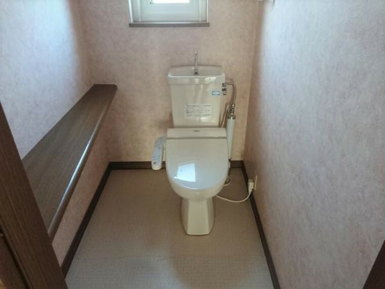 トイレ 【リフォーム前トイレ】トイレになります。便器を温水洗浄便座付きの便器に新品交換します。サイドテーブルのようなものがあるのでスペースを取らずに物を置くことも可能です。
