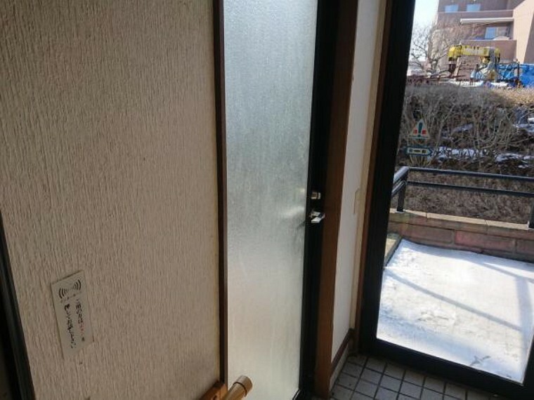 玄関 【リフォーム前玄関ドア】正面横にある片開きのドアになります。新しい玄関ドアは断熱性になりますので、寒い冬でも安心です。