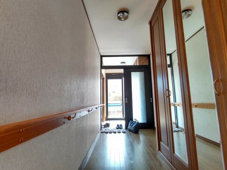 【リフォーム前ホール】玄関ホールになります。床をクッションフロア仕上げ、クロス貼替を行い綺麗にします。写真右側にクローゼットがあるので収納スペースとして使用できます。