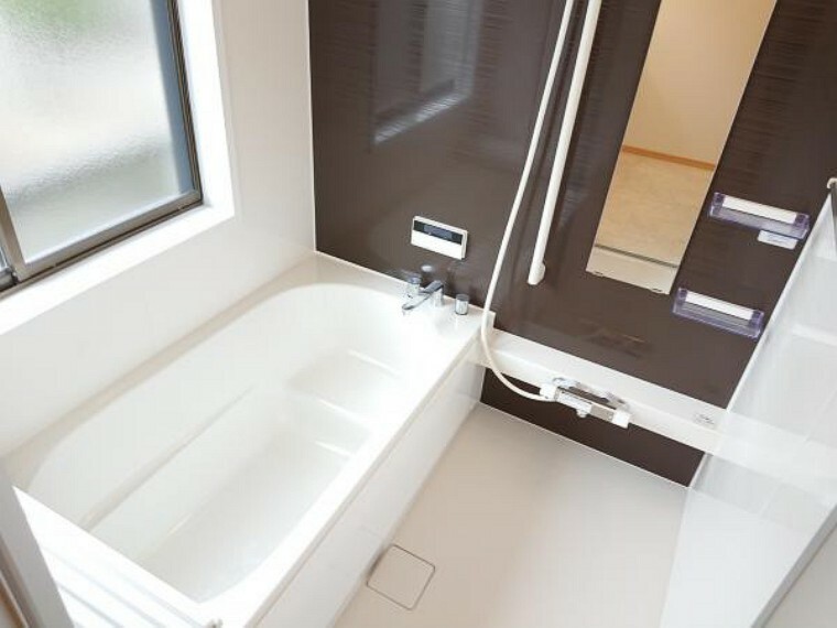 浴室 【同仕様写真】ハウステック社製の新品ユニットバスを設置します。自動湯張り・追い炊き機能付きの室内は水はけが良く滑りにくく毎日のお掃除もラクラクです。 1坪サイズより一回り大きい1.25坪タイプを設置予定です。